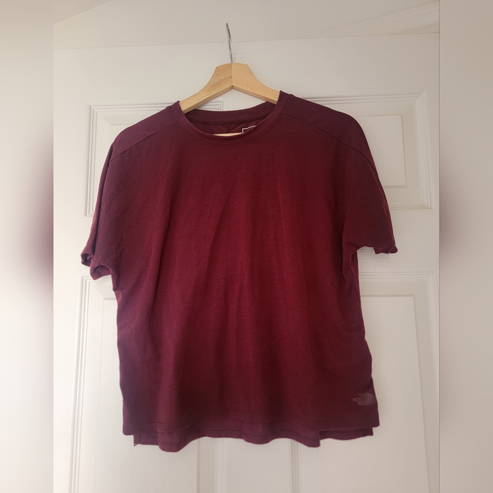 The North Face Women's Burgundy Relaxed Fit Waist Length Active Shirt Size Small